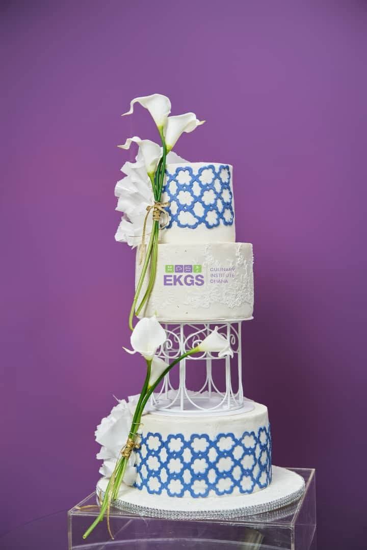 White cake with blue lattice, calla lilies and a birdcage separator